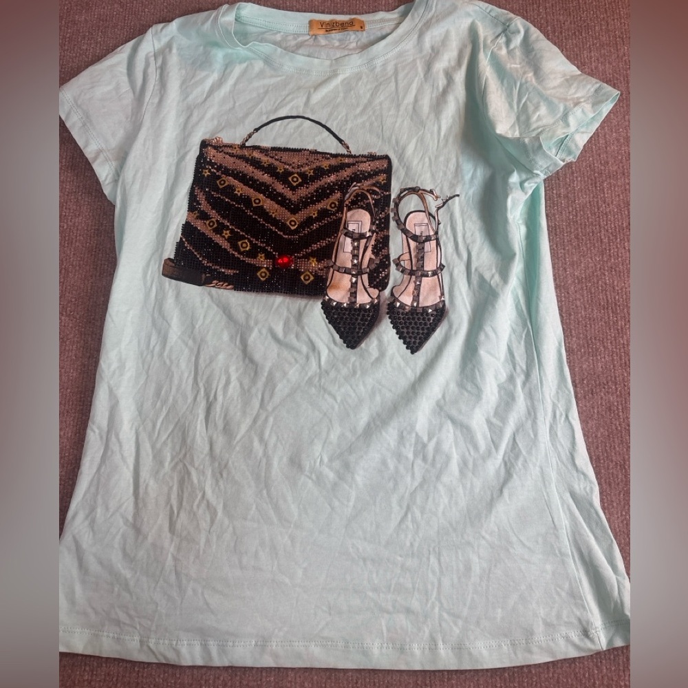 Vinizbena Embellished Handbag & Heels Graphic Tee
Size: Medium 1110